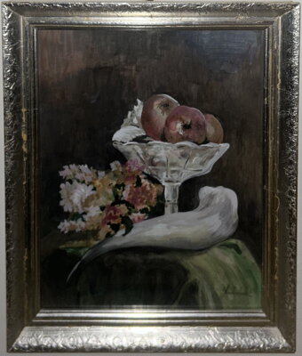 ZÁTIŠÍ S JABLKY V MÍSE A KVĚTINAMI - SIGNOVÁN