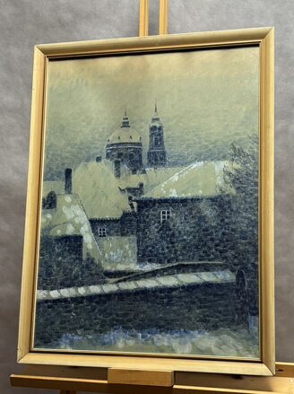 PRAHA ZASNĚŽENÉ STŘECHY NA MALÉ STRANĚ S VÝHLEDEM NA CHRÁM SV. MIKULÁŠE - HOLEČEK JAN