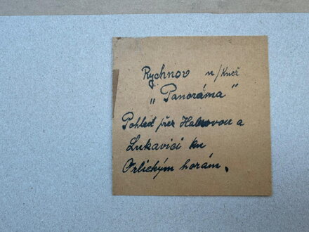 RYCHNOV NAD KNĚŽNOU PANORAMA - POHLED PŘES HABROVOU A LUKAVICI KU ORLICKÝM HORÁM - LINHART RUDOLF