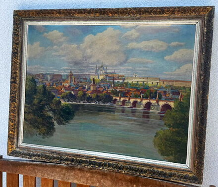 PRAHA HRADČANY S KARLOVÝM MOSTEM A VLTAVOU V POPŘEDÍ - SIGNOVÁN