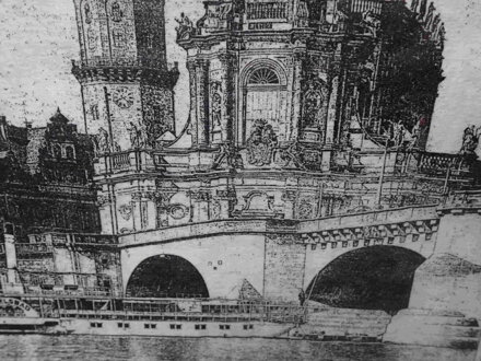 AUGUSTŮV MOST (AUGUSTUSBRUCKE) A KATEDRÁLA NEJSVĚTĚJŠÍ TROJICE (HOFKIRCHE) NAD ŘEKOU LABE V DRÁŽĎANECH NĚMECKO SASKO - NEZNÁMÝ AUTOR
