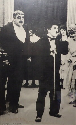CHAPLIN NA KOLEČKOVÝCH BRUSLÍCH - ERIC CAMPBELL, CHARLIE CHAPLIN - REPRODUKCE FOTOGRAFIE