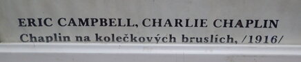 CHAPLIN NA KOLEČKOVÝCH BRUSLÍCH - ERIC CAMPBELL, CHARLIE CHAPLIN - REPRODUKCE FOTOGRAFIE