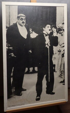 CHAPLIN NA KOLEČKOVÝCH BRUSLÍCH - ERIC CAMPBELL, CHARLIE CHAPLIN - REPRODUKCE FOTOGRAFIE
