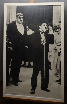 CHAPLIN NA KOLEČKOVÝCH BRUSLÍCH - ERIC CAMPBELL, CHARLIE CHAPLIN - REPRODUKCE FOTOGRAFIE