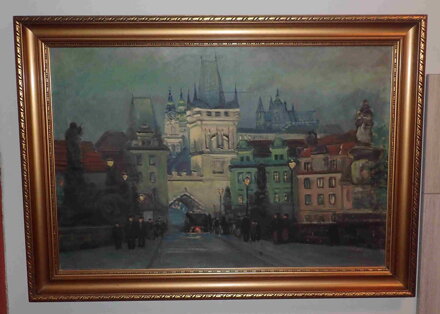 PRAHA NOČNÍ KARLŮV MOST S MALOSTRANSKOU MOSTECKOU VĚŽÍ A HRADČANY V DÁLI - HOLEČEK JAROSLAV