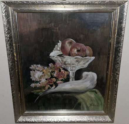 ZÁTIŠÍ S JABLKY V MÍSE A KVĚTINAMI - SIGNOVÁN