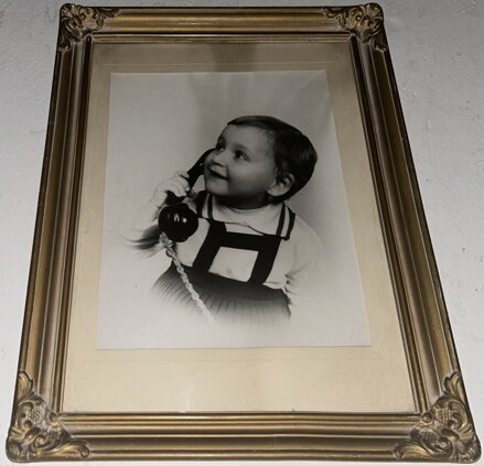 PORTRÉT DÍTĚTE S TELEFONNÍM SLUCHÁTKEM - FOTOGRAFIE