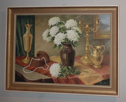 BÍLÉ CHRYZANTÉMY NA STOLE - KVASNIČKOVÁ J.