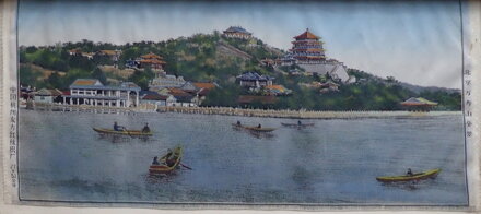 PANORAMATICKÝ POHLED NA KOPEC DLOUHOVĚKOSTI V PEKINGU - HEDVÁBÍ