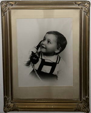 PORTRÉT DÍTĚTE S TELEFONNÍM SLUCHÁTKEM - FOTOGRAFIE PORTRÉT DÍTĚTE S TELEFONNÍM SLUCHÁTKEM - FOTOGRAFIE
